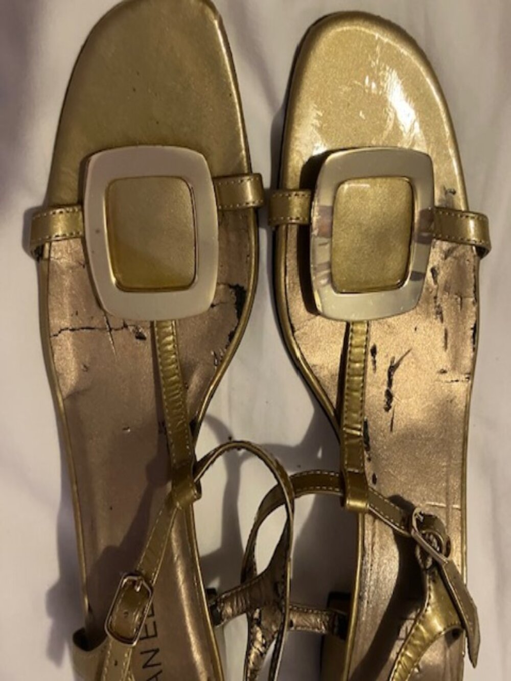 Low heeled simple gold sandal